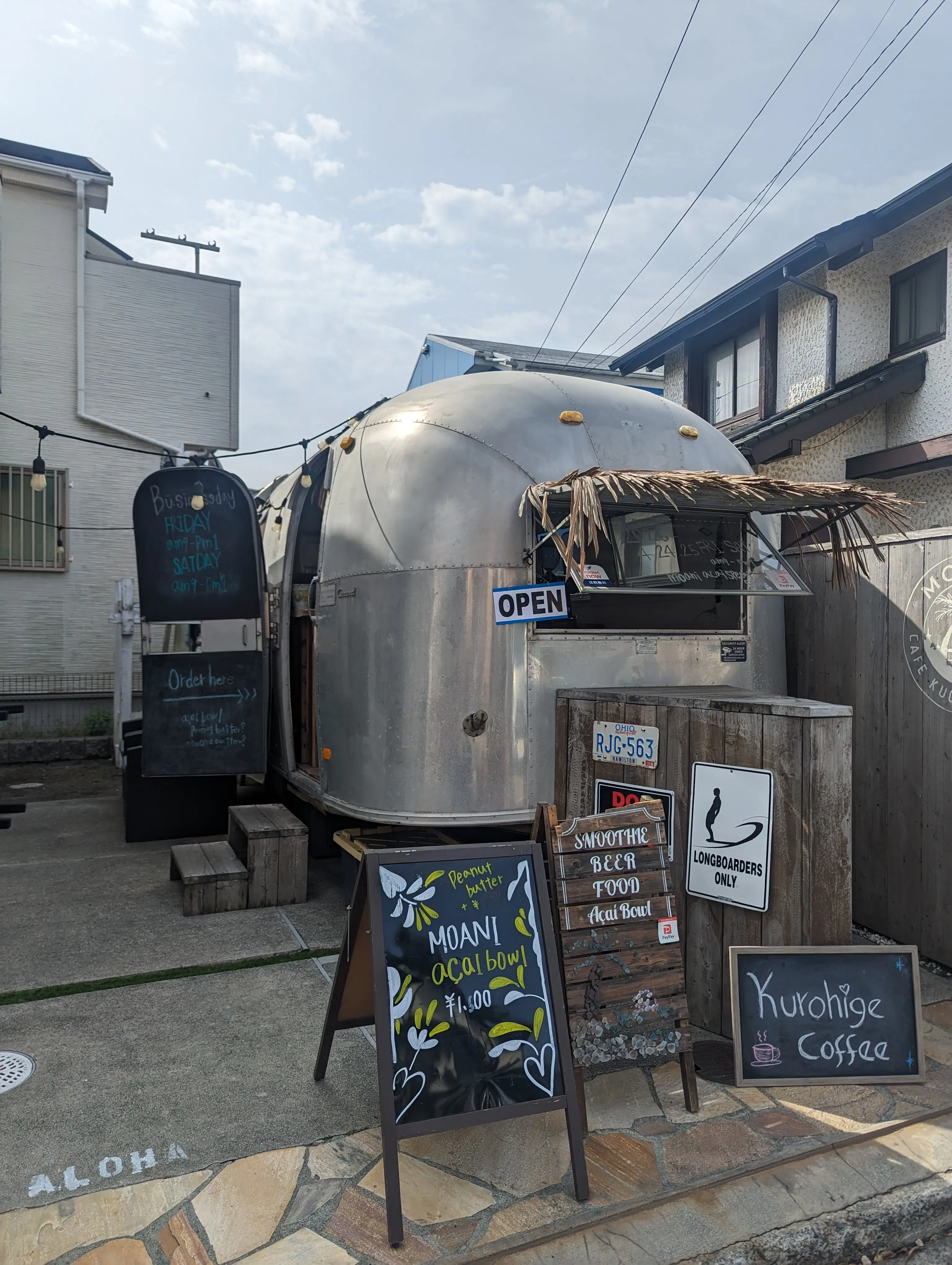 Moani Açaí Specialty Store — a vintage Airstream caravan serving açaí bowls near the ocean in Kugenumakaigan, Fujisawa